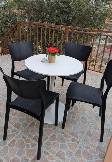 Zeezicht Appartement 50M From Beach Srima Εξωτερικό φωτογραφία