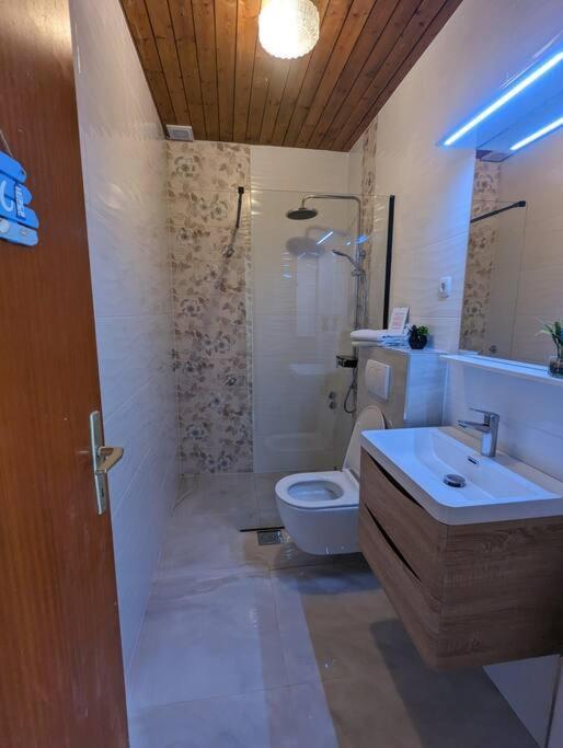 Zeezicht Appartement 50M From Beach Srima Εξωτερικό φωτογραφία