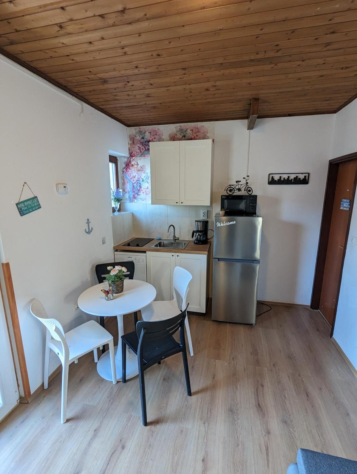 Zeezicht Appartement 50M From Beach Srima Εξωτερικό φωτογραφία